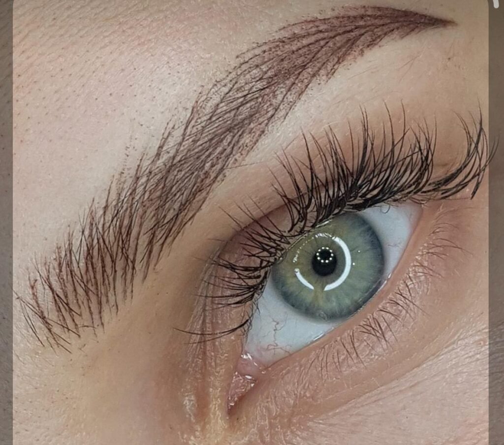 Micropigmentación de cejas natural en Barcelona y Madrid con técnica profesional personalizada