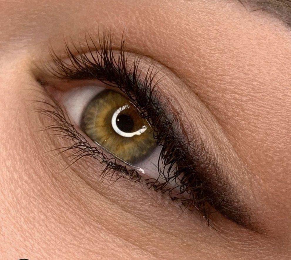 Micropigmentación de eyeliner semipermanente con definición precisa en Barcelona y Madrid